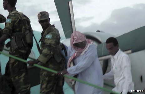 Sheikh Hassan Dahir Aweys boards a plane in Adado with Somali government soldiers, 29 June Sheikh Hassan Dahir Aweys was seen boarding a plane in Central Somalia on Saturday with Somali government soldiers